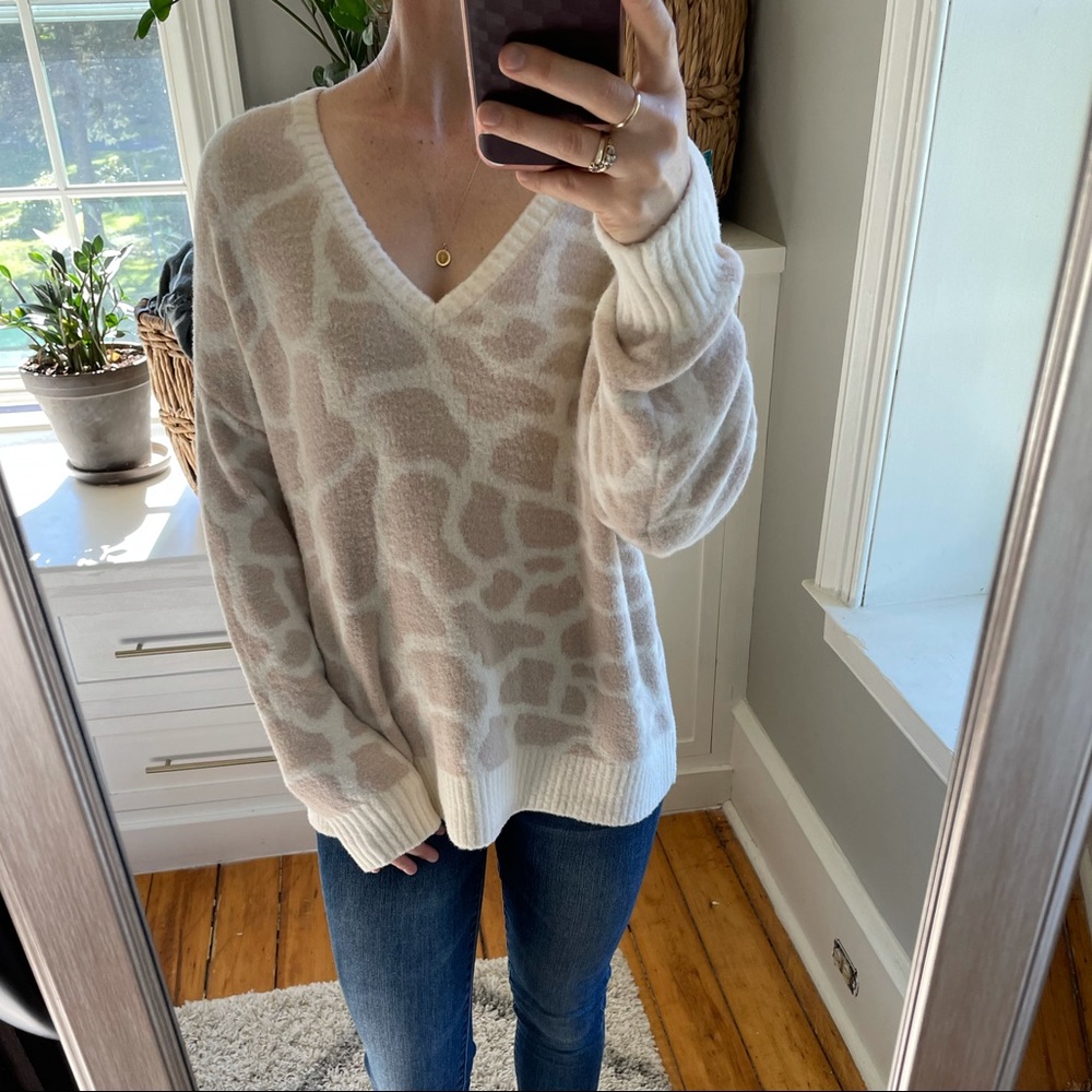 Loft v-neck animal print sweater. - Picture 2 of 15